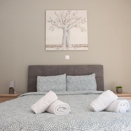 Newly Renovated Flat 500M From Subway Station Apartment Atena Exterior foto